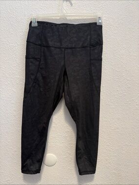 Black Floral-Textured Capri Leggings